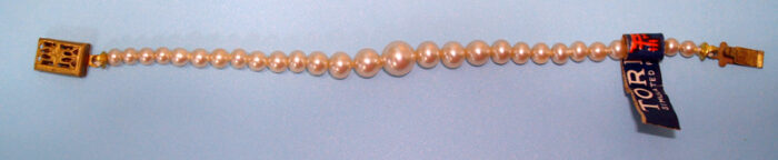 Graduated Pearl Doll Necklace - Image 4