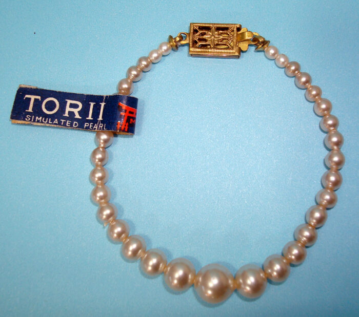 Graduated Pearl Doll Necklace - Image 3